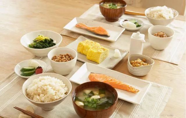 最新式早餐，家的味道与友情的交织纽带